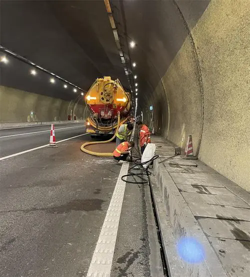 墨脱隧道排水渠清淤